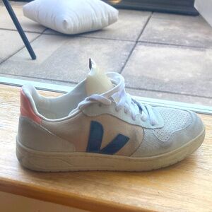VEJA V-10 panelled low-top sneakers. Size US 7.